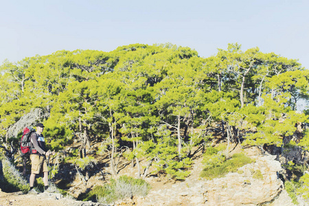 带着背包和帐篷夏天登山活动图片