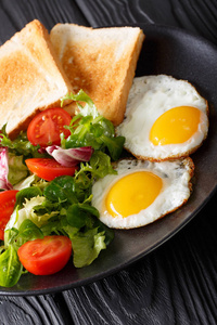 健康早餐的煎蛋与新鲜蔬菜沙拉和 t