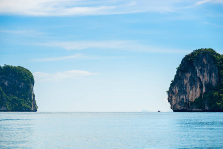 海, 锋利的岩石和地平线一幅风景如画的热带风景