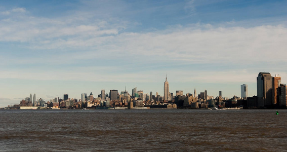 从美国自由岛俯瞰曼哈顿天际线全景