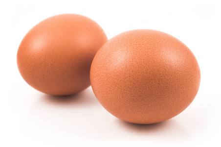 白色背景上分离的鸡蛋