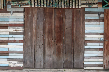 旧的和粗糙的木门和墙的软焦点作为背景