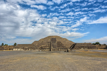 特奥蒂瓦坎墨西哥古城的月亮神庙照片