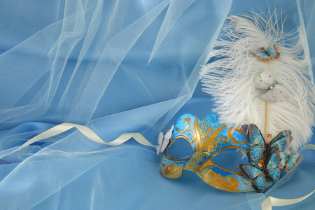 蓝色丝绸和薄纱精致典雅威尼斯面具的形象照片