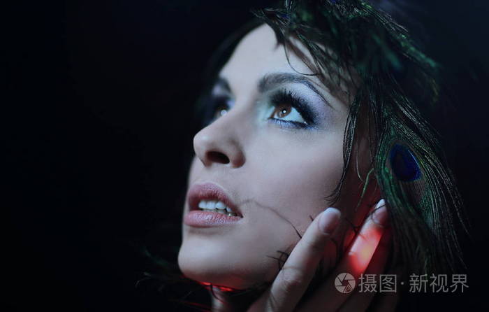 一个漂亮的女孩有羽毛的肖像