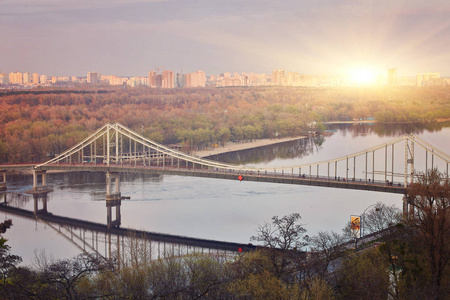 基辅的城市, 景观, 从上面的桥的看法。美丽的 v