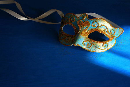 典雅的蓝色和金色威尼斯的形象, 狂欢节面具在蓝色背景