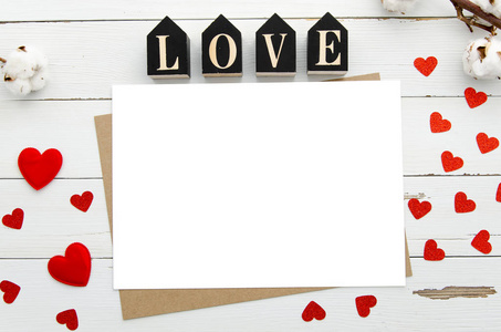 空白的白色纸页在木背景用红色心脏和爱.顶部视图.平躺.爱心留言照片