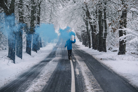 人与蓝色孟加拉在冬天雪路