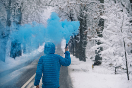 人与蓝色孟加拉在冬天雪路