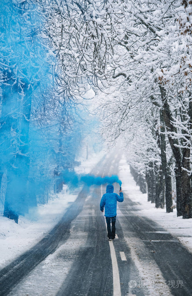 人与蓝色孟加拉在冬天雪路