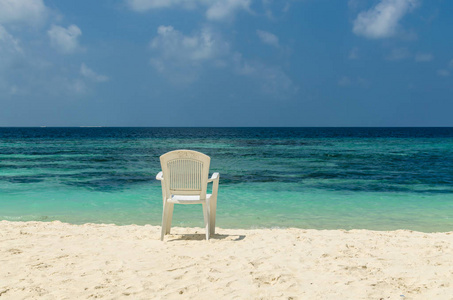 热带沙滩白色沙滩上的白色椅子, 对印度洋的绿松石水, 马尔代夫