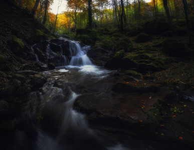 秋天森林的瀑布或山泉