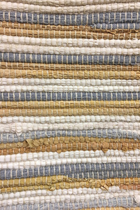 从布条上缝制的布。 针线活材料的再利用。 米色的布料。 纺织背景。