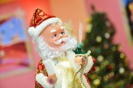 圣诞老人木偶圣诞玩具圣诞老人坐在冷杉树枝上