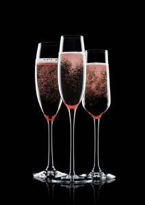 玫瑰粉红色香槟杯泡沫