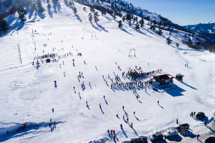 山岭滑雪胜地 Vasilitsa 上的滑雪者鸟瞰图