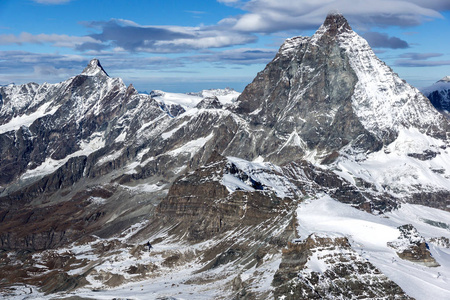 马特霍恩山的冬季全景，覆盖着云层，瓦莱州阿尔卑斯山，瑞士