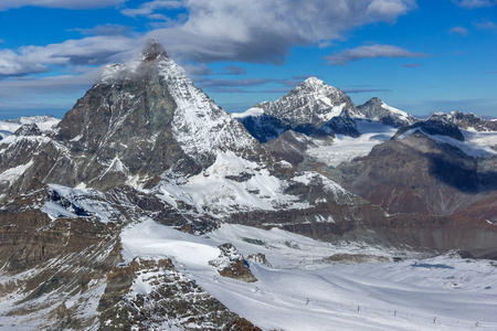 马特霍恩山的冬季全景，覆盖着云层，瓦莱州阿尔卑斯山，瑞士