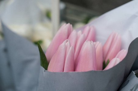 花店粉红色郁金香花束