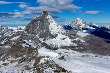 马特霍恩山的冬季全景，覆盖着云层，瓦莱州阿尔卑斯山，瑞士