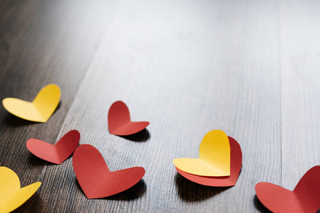 情人节背景, 红色和黄色的心在木材纹理