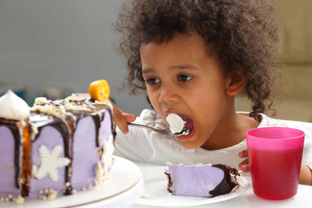 小黑人女孩吃蛋糕