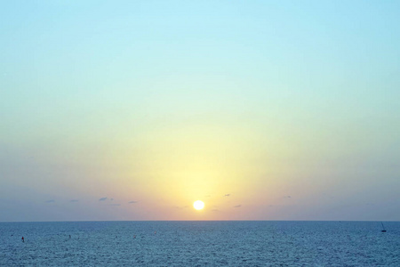平静的大海美丽的日落图片