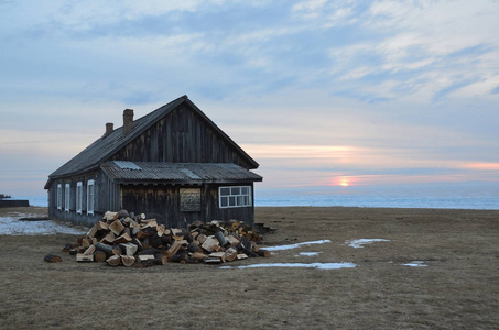 黎明时分，一个冬天的早晨，在博舒伊卡迪尔尼角附近的贝加尔湖畔的木屋