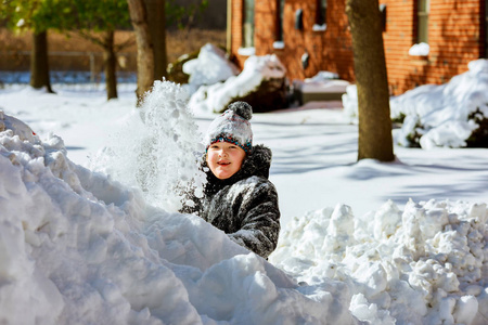 快乐的小微笑女孩户外在雪地中冬季服装