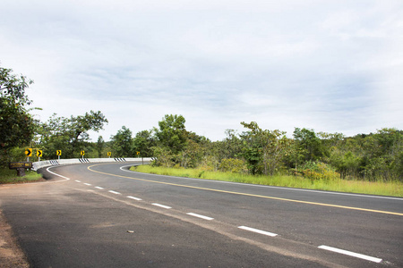 山上公路道路景观为人们去柴维