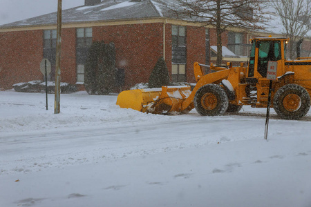 从暴风雪中清理道路。去雪车在暴风雪中清扫街道