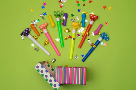 礼品盒与各种党的五彩纸屑, 气球, 彩带, 制造和装饰在一个绿色的背景。多彩庆典背景