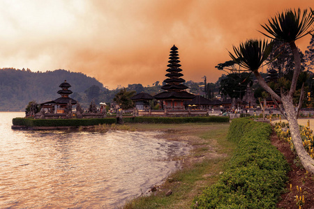 著名的神秘安玛塔拉普拉 Ulun 达努水神庙, 巴厘岛