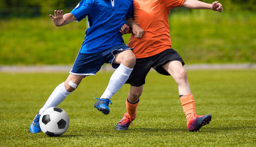 训练和足球比赛为孩子。青年足球比赛。年轻球员的足球比赛