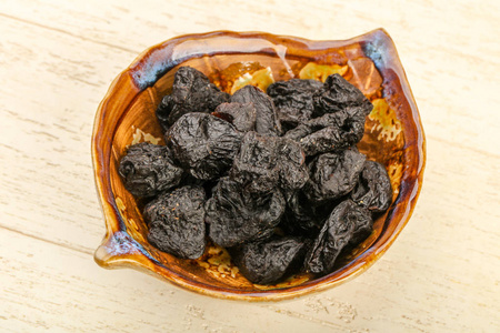 在碗里的意大利李子图片