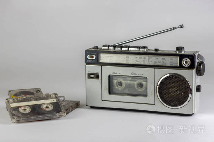 旧收音机和盒式录音机盒式磁带在白底上隔离