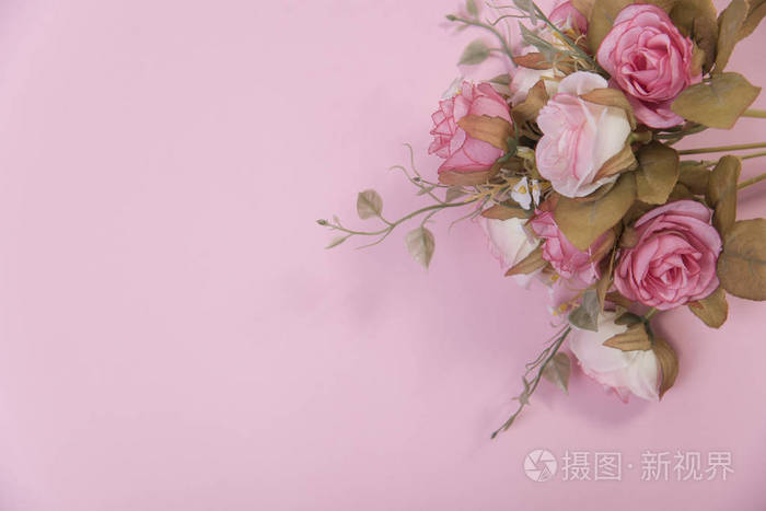 粉红色的玫瑰花在粉红色的背景.复制空间为情人节