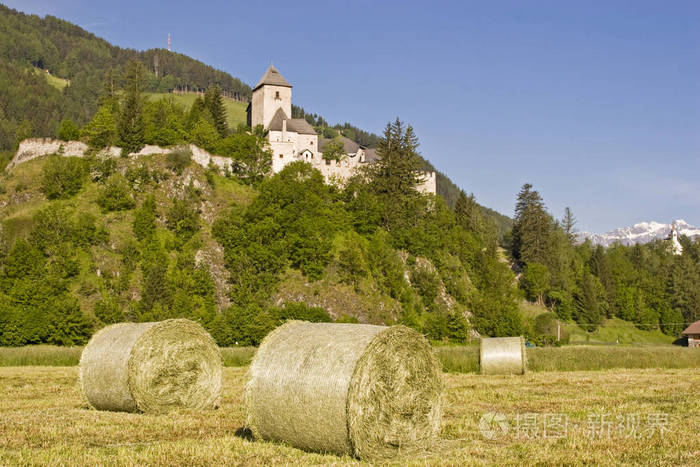在南蒂罗尔的干草收获