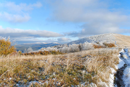 秋天的第一场雪美丽的风景。Bieszczady Na