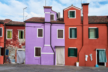 博拉诺威尼斯。 广场上五颜六色的房屋建筑。 2017年夏季意大利