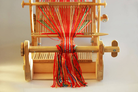 编织迷你机器，用于制作带图案的皮带。 民间艺术手工制作。 细节