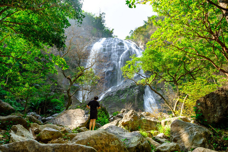 泰国堪彭皮特省国家公园的KhlongLan瀑布和漂亮快乐的女人在一起
