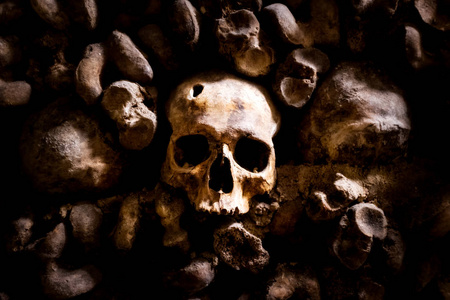 头骨和骨头在巴黎地下墓穴