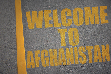 带文本的沥青路欢迎来到阿富汗近黄线