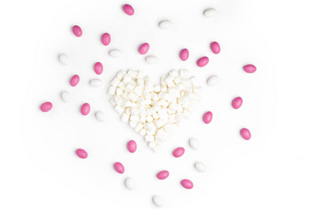 粉红色和白色的糖果和棉花糖顶部视图白色背景情人节