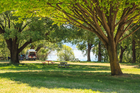 美丽的自然新西兰自然景观风景路线与露营车在新西兰.照片