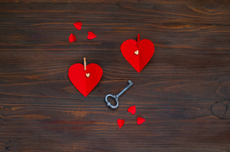 红心和一把钥匙在木制背景下, 情人节的概念, 顶视图