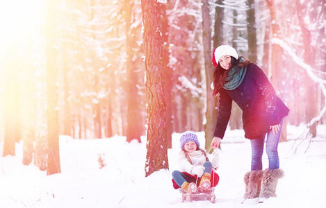 一个冬天的童话故事, 一个年轻的母亲和她的女儿骑雪橇