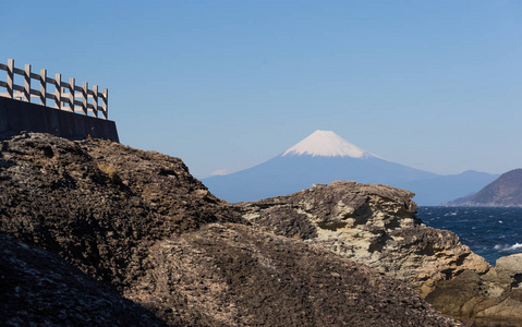 富士山和日本海冬季从静冈县静祖市看到